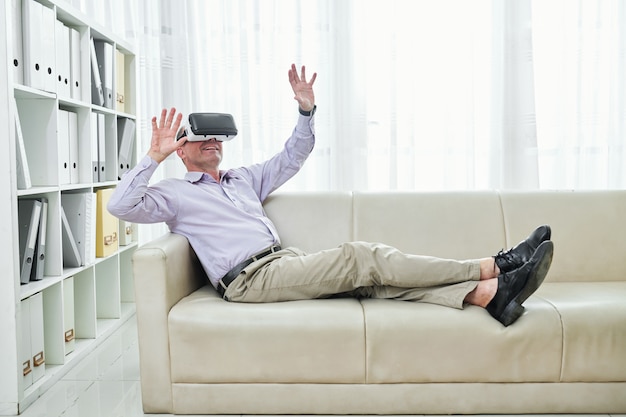 Hombre maduro disfrutando de un descanso en gafas vr