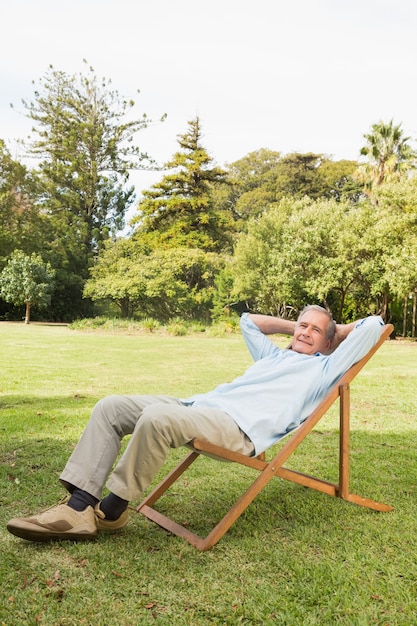 Foto hombre maduro feliz descansando en tumbona