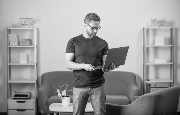 Hombre maduro con gafas usa educación en línea portátil