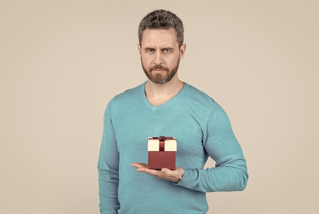 Hombre maduro guapo con barba con caja presente día de san valentín