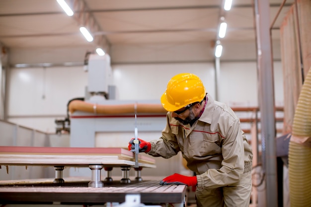 Hombre maduro guapo trabajando en fábrica de muebles