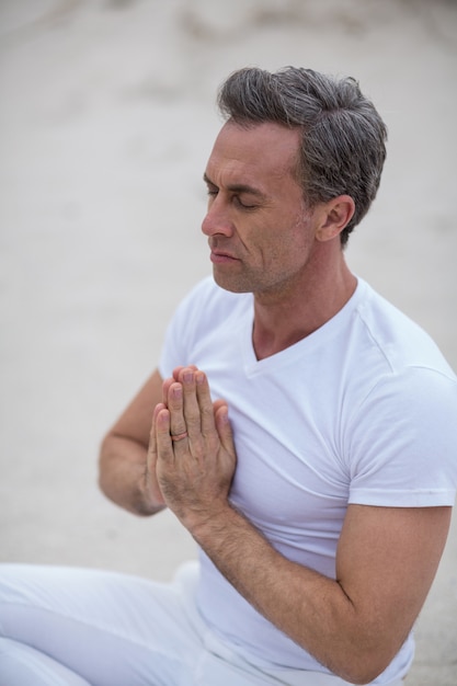 Hombre maduro haciendo meditación