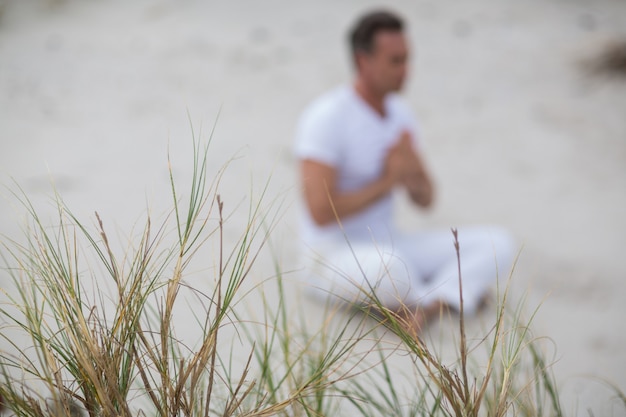 Hombre maduro haciendo meditación