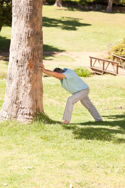 Hombre maduro haciendo sus streches en el parque