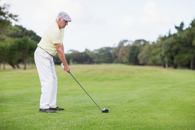 Hombre maduro jugando al golf