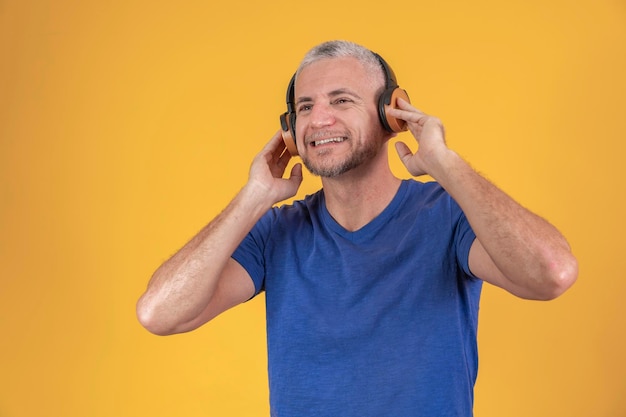 Hombre maduro de mediana edad con auriculares para escuchar música