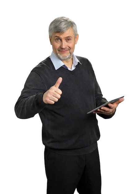 Hombre maduro mostrando el pulgar hacia arriba. Anciano con tableta de computadora levantando su pulgar hacia arriba, blanco.
