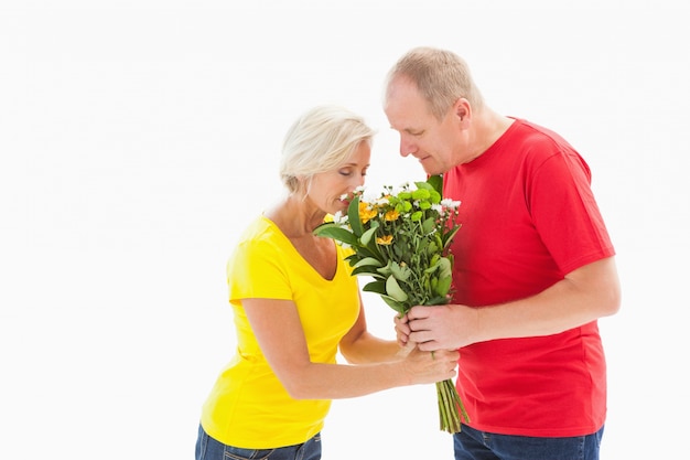 Hombre maduro ofreciendo flores a su pareja