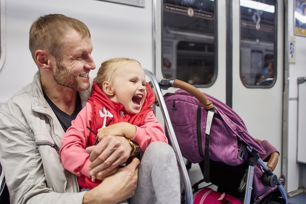 Hombre maduro y pasajeros del metro de niña emocional