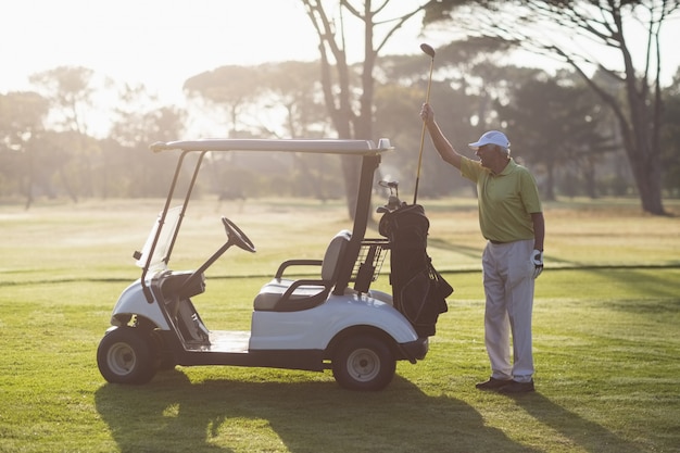 Hombre maduro, poniendo el palo de golf en bolsa