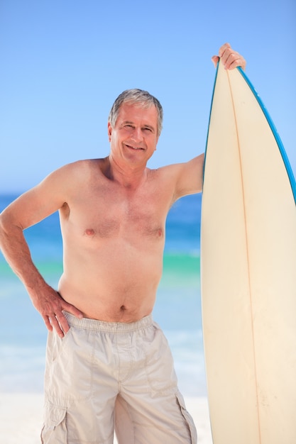 Hombre maduro con su tabla de surf