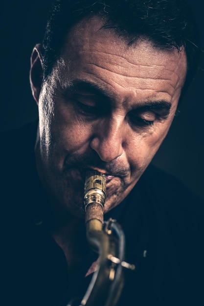 Hombre maduro tocando el saxofón.