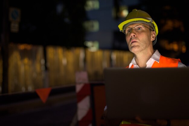 Hombre maduro trabajador de la construcción en el sitio de construcción