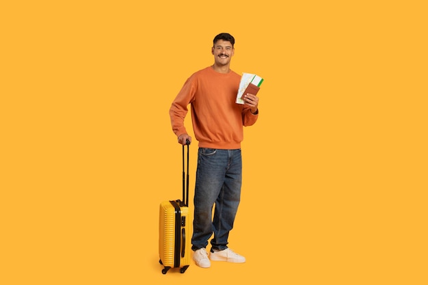 Foto hombre con maleta y boletos listos para viajar