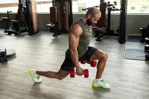 Hombre con mancuernas ejercitando cuádriceps y glúteos