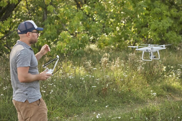 Foto hombre maneja quadrocopters control remoto para el dron en manos de hombres vehículo aéreo no tripulado
