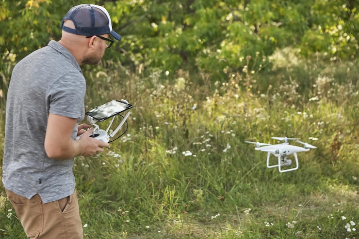 Foto hombre maneja quadrocopters control remoto para el dron en manos de hombres vehículo aéreo no tripulado