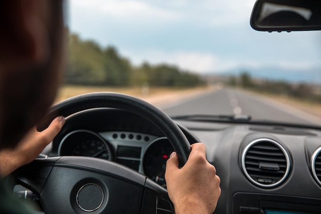 Foto hombre manejando auto en la autopistaxa