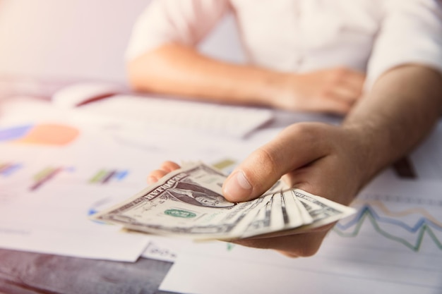 Hombre mano dinero con documento