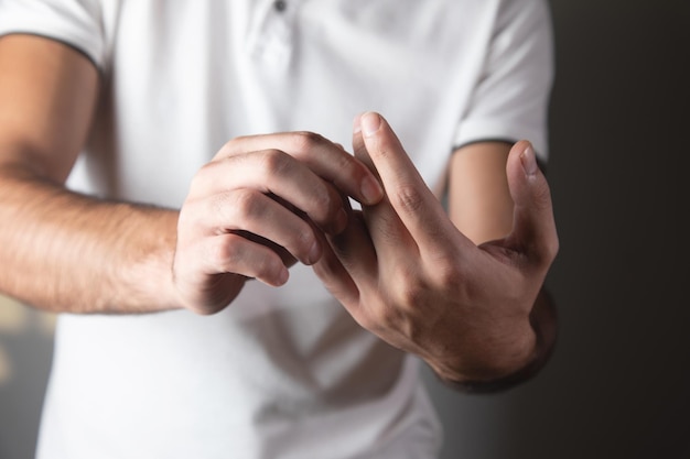 hombre con la mano en el dolor de muñeca