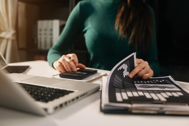 Hombre de mano haciendo finanzas y en el escritorio sobre el costo en officexA