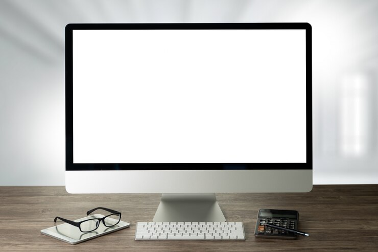 Foto hombre de la mano del hombre de negocios que trabaja en la computadora portátil en el escritorio de madera portátil con pantalla en blanco sobre la mesa.