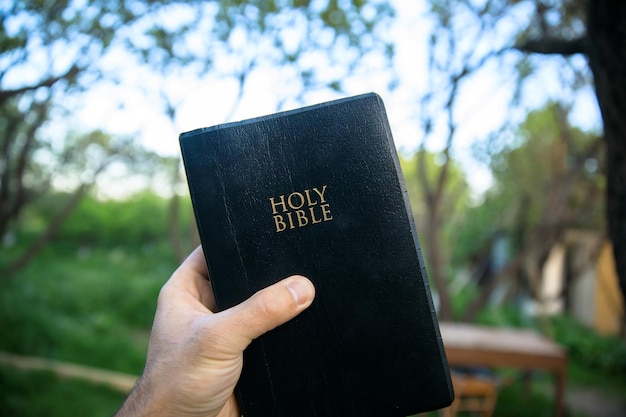 Foto hombre mano santa biblia