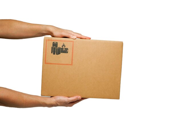Hombre con la mano sosteniendo una caja de cartón aislada sobre un fondo blancoHombre asiático sosteniendo un paquete como mensajero