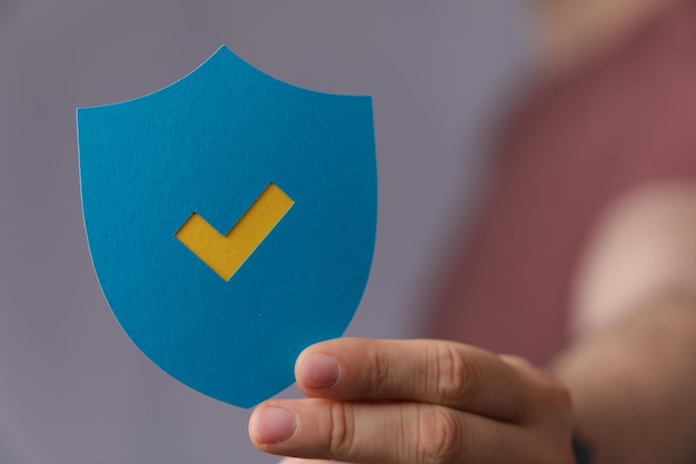 Foto hombre con la mano sosteniendo el escudo icono de seguridad de privacidad