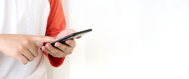 Hombre mano sujetando el teléfono móvil aislado sobre fondo blanco con espacio de copia de texto