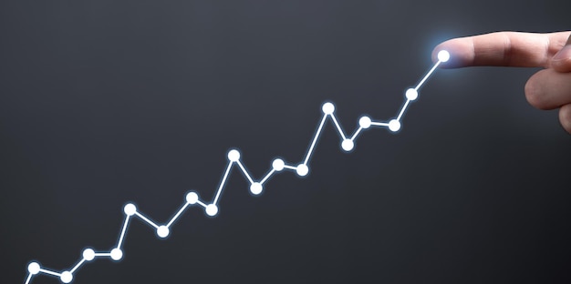 Hombre mano tocando en gráfico de crecimiento financiero