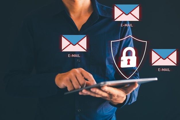 Hombre con la mano usando tableta con icono de correo electrónico spam Enlaces de spam móvil Icono de correo electrónico de virus en pantalla virtual de teléfono inteligente Tema de tecnología holográfica Hacker Protección de datos