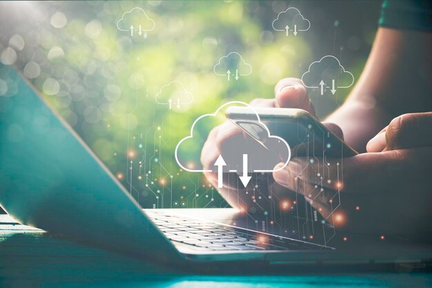 Hombre de mano usando teléfono móvil para hacer nube cargando datos en Internet onlinenetworkmediakey