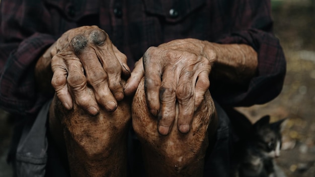 Hombre manos arrugadas viejo está usandoxA