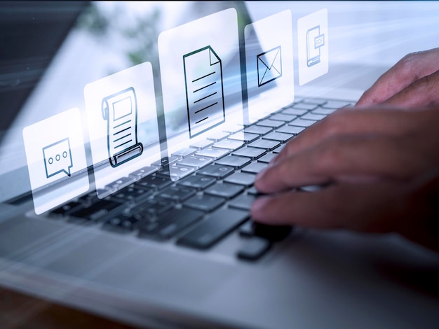 Foto hombre de manos que usa una computadora portátil con iconos de tecnología de comercio electrónico en la pantalla virtual concepto de marketing de redes sociales globales de negocios