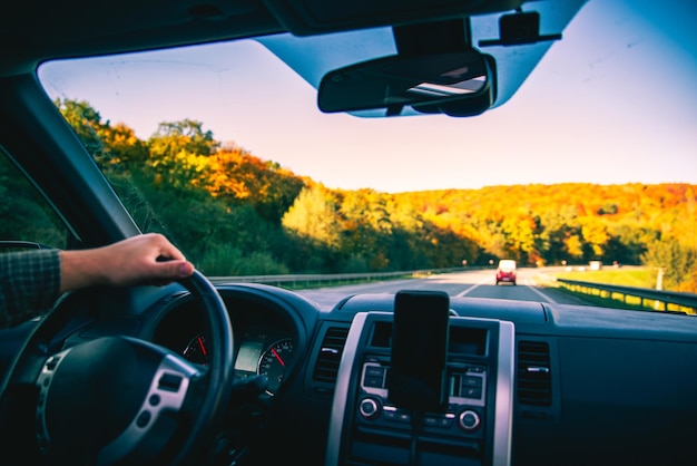 Foto hombre con las manos en el volante montando por otoño speedway temporada de otoño