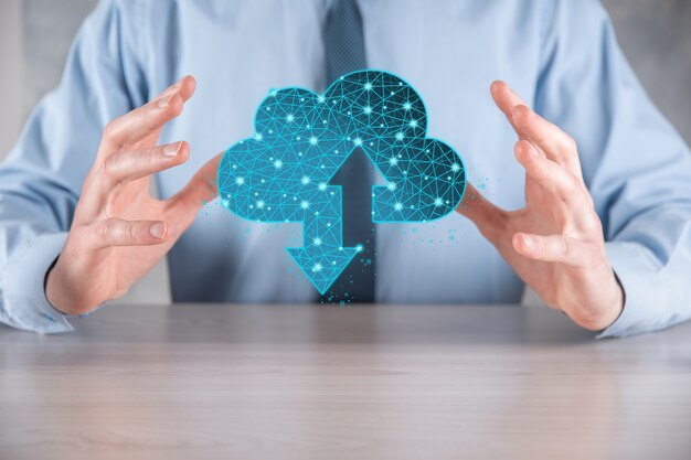 Foto hombre mantenga la tecnología de icono de nube. signo de almacenamiento en la nube de estructura metálica poligonal con dos flechas hacia arriba y hacia abajo. computación en la nube, gran centro de datos, infraestructura futura, concepto de ai digital. símbolo de alojamiento virtual