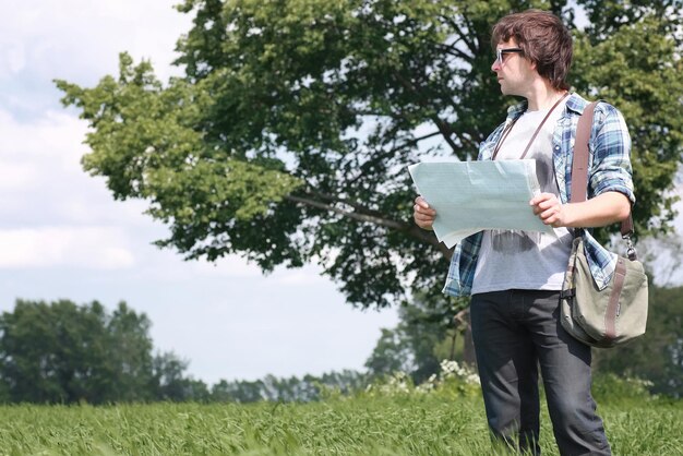 Hombre con mapa en un campo