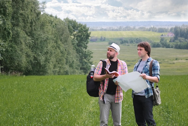 Hombre con mapa en un campo