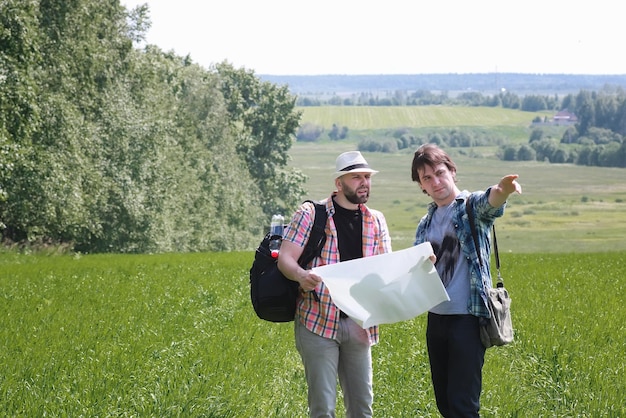 Hombre con mapa en un campo