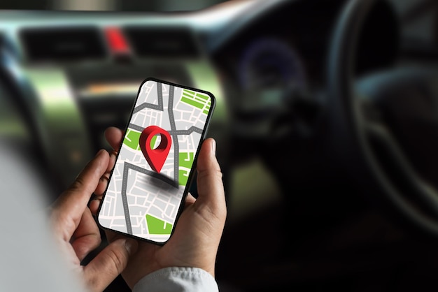 hombre de mapa de gps usando un teléfono inteligente mostrando un mapa en un sistema de navegación de gps de coche