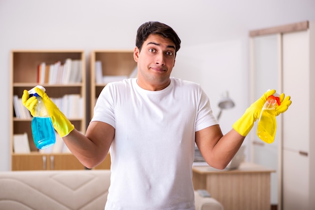 Hombre marido limpiando la casa ayudando a esposa