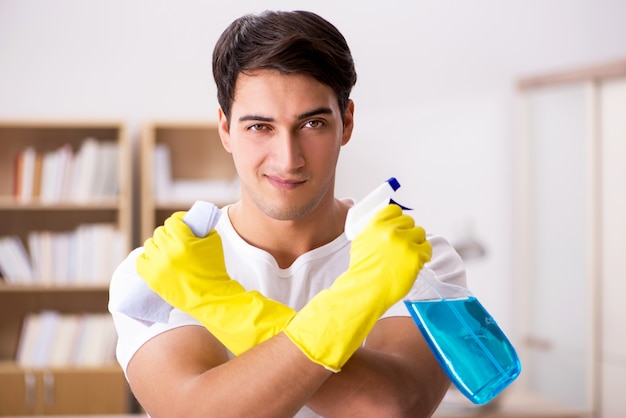 Foto hombre marido limpiando la casa ayudando a esposa