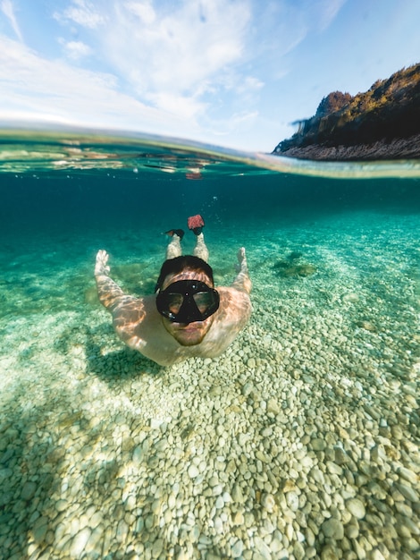 Hombre en máscara de buceo snorkel en agua de mar vacaciones en grecia