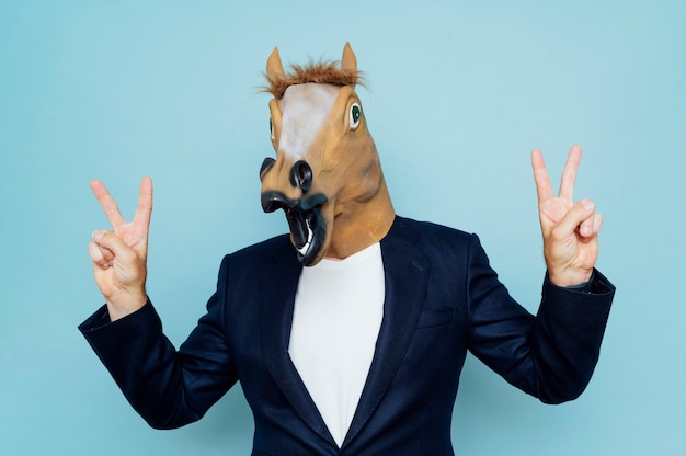 Foto hombre con mascara y caballo