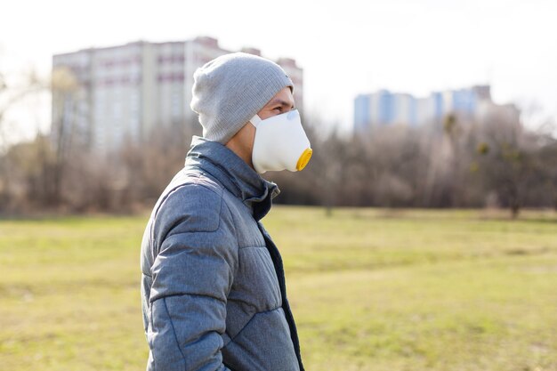 Un hombre con una máscara en la calle. Protección contra virus y agarre