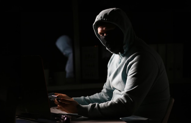 El hombre con la máscara se conecta a la red oscura.