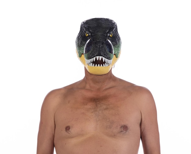 hombre con máscara de dinosaurio fondo de estudio blanco