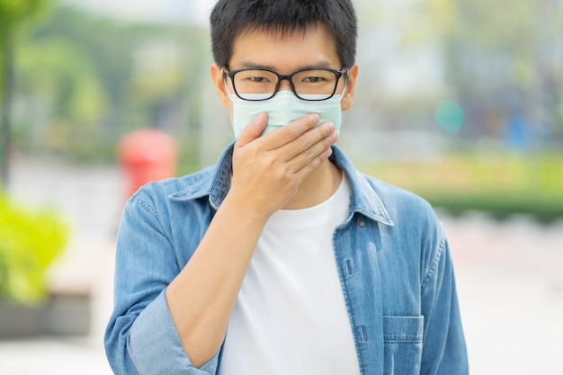 El hombre con máscara facial protege el filtro contra la contaminación del aire (PM2.5) o usa una máscara N95.