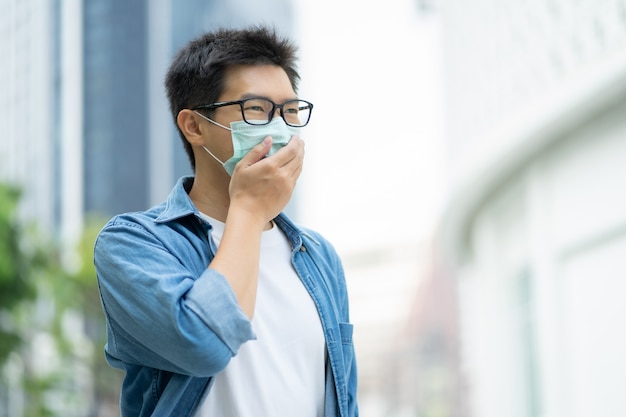 Hombre con máscara facial protege el filtro contra la contaminación del aire (PM2.5)